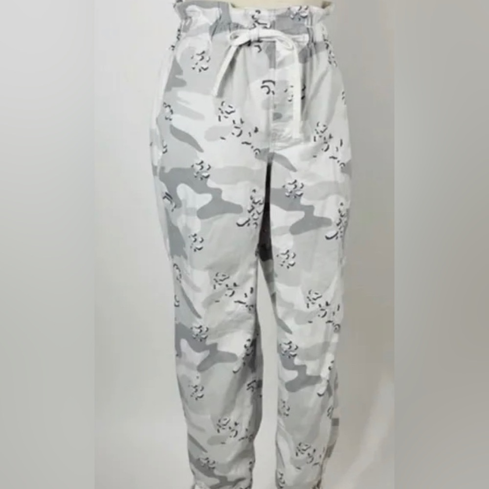 Hollister Light Grey High-Waisted Camo Pants